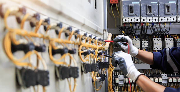 Professional Electrician technician working in Broward County County, FL